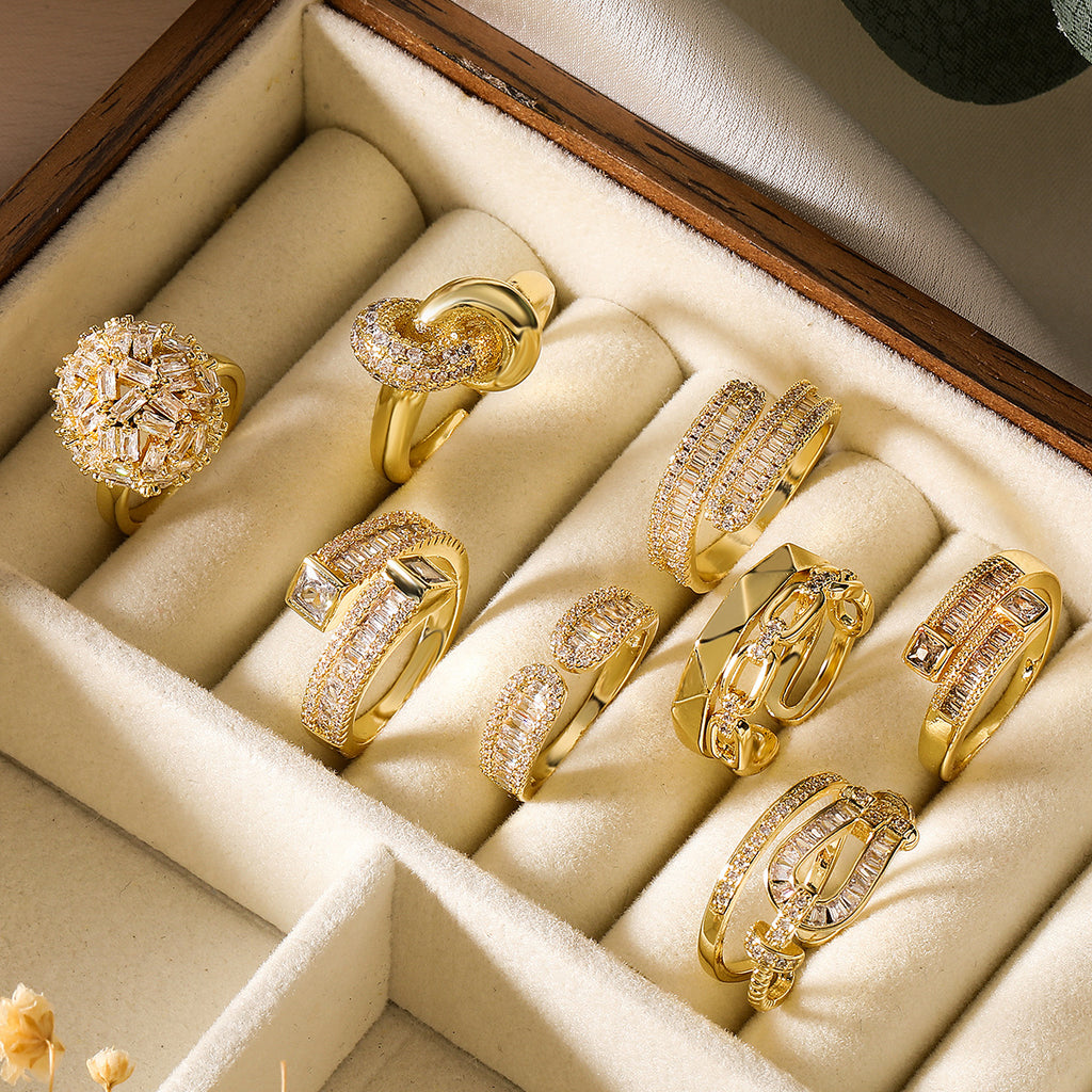 Elegant Statement Ring with Rhinestones – Gold