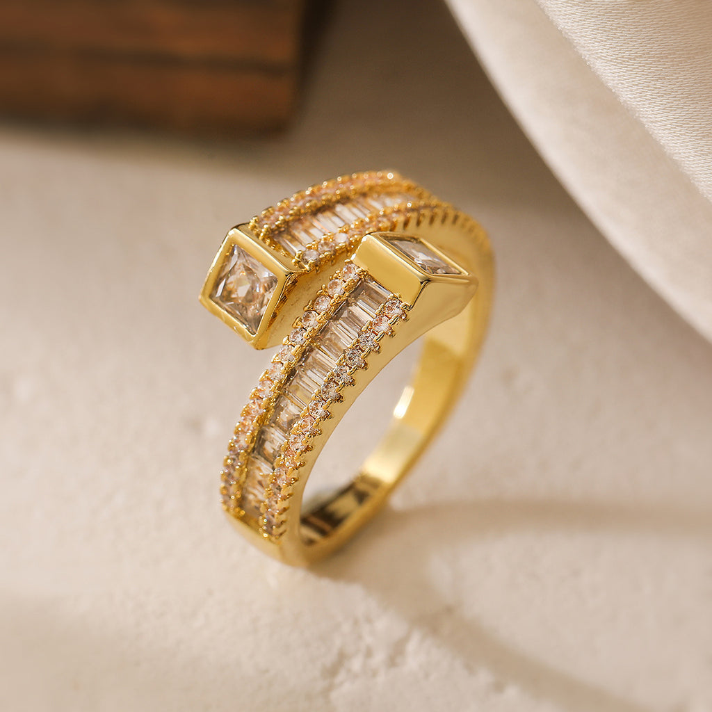 Elegant Statement Ring with Rhinestones – Gold