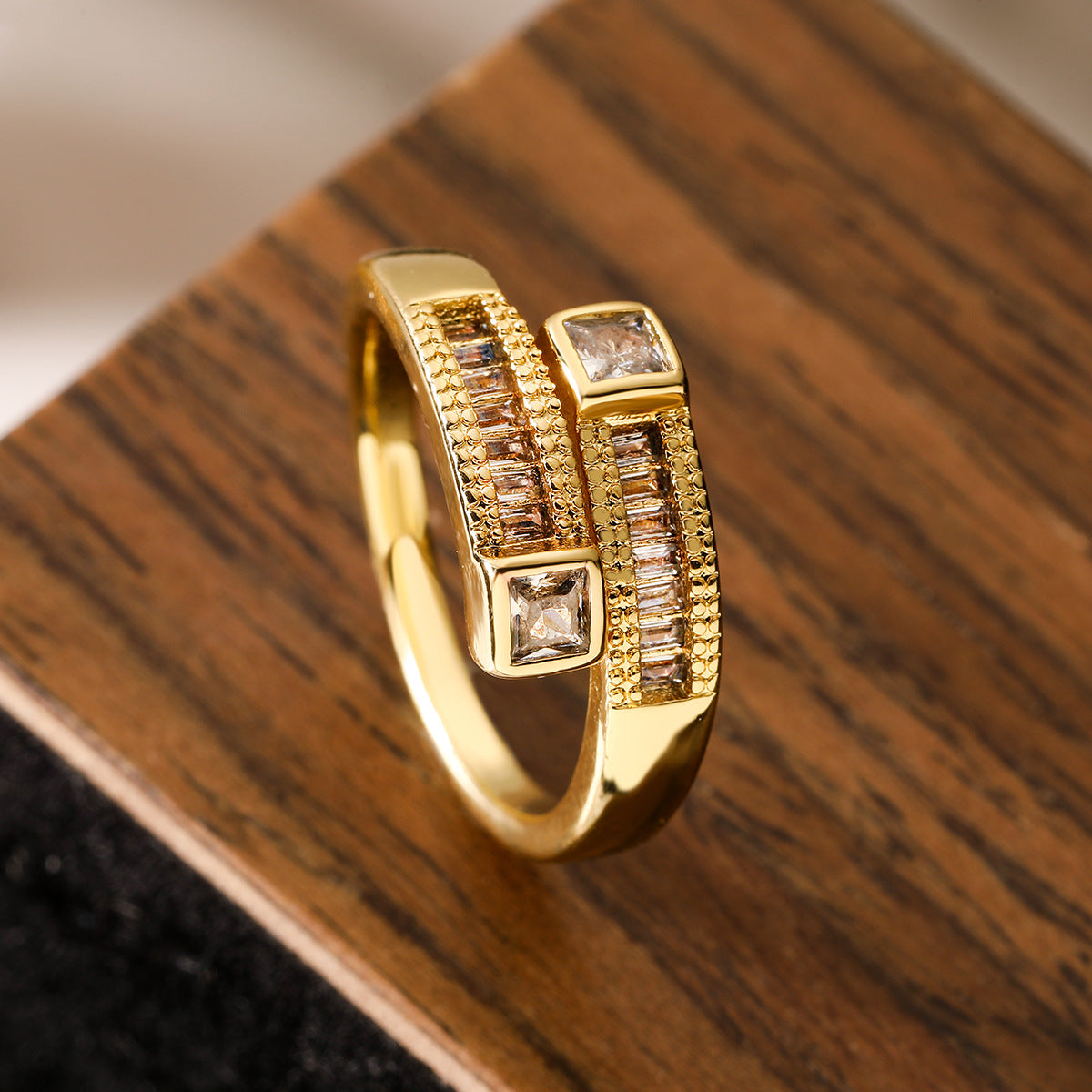 Eleganter Statement-Ring mit Strass – Gold
