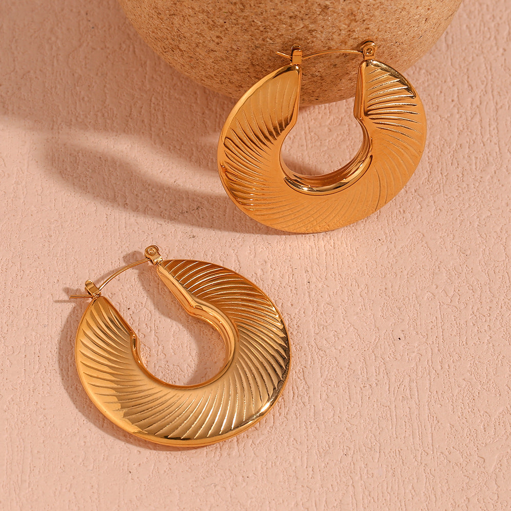Goldene C-förmige Statement-Creolen im Vintage-Stil – Geometrische Designer-Ohrringe