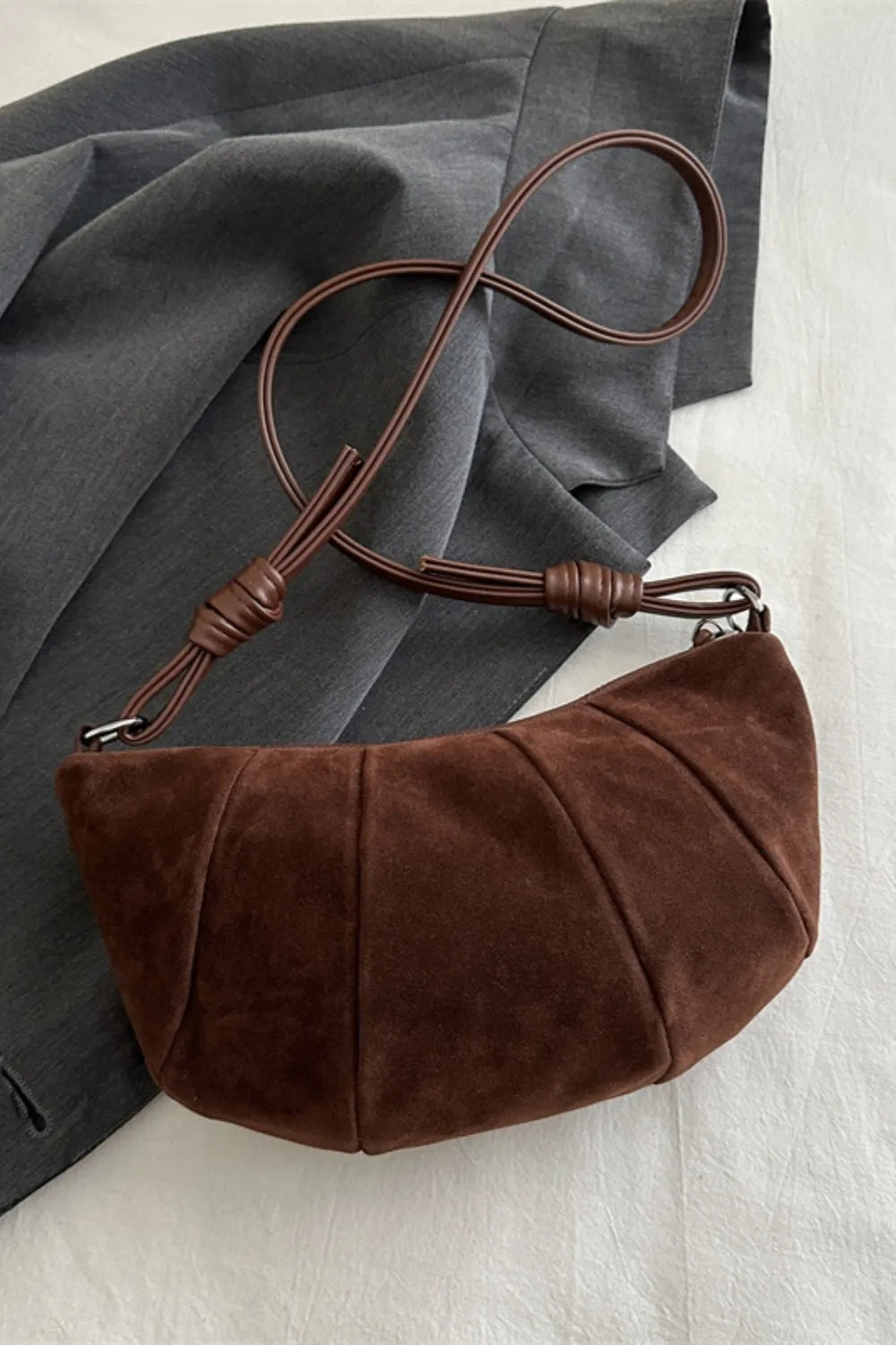 Damen Schultertasche in Croissant-Form – Wildleder-Optik