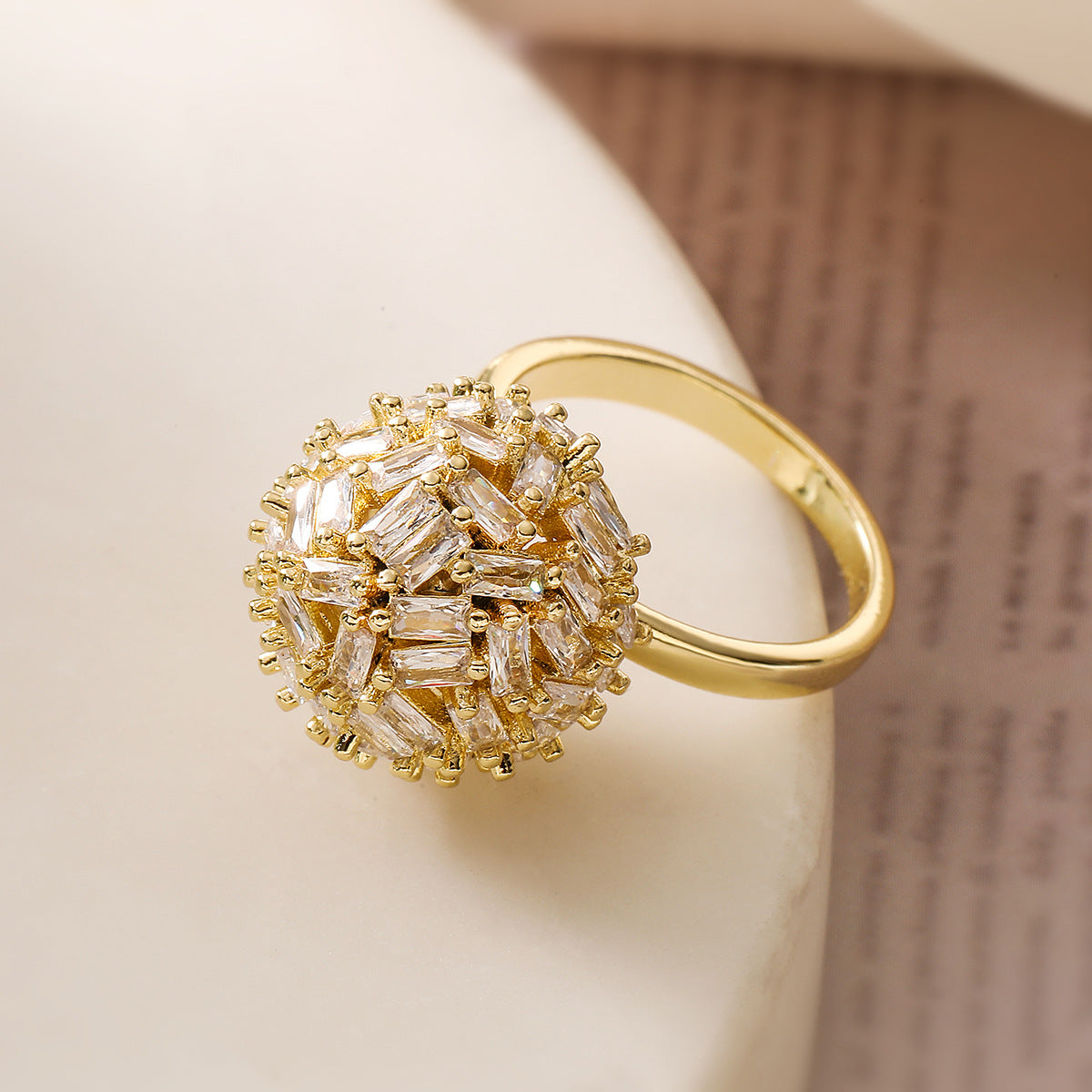Eleganter Statement-Ring mit Strass – Gold