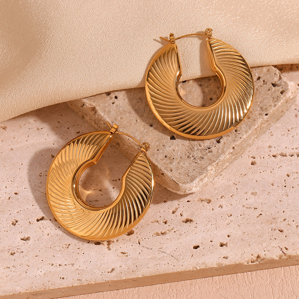 Goldene C-förmige Statement-Creolen im Vintage-Stil – Geometrische Designer-Ohrringe