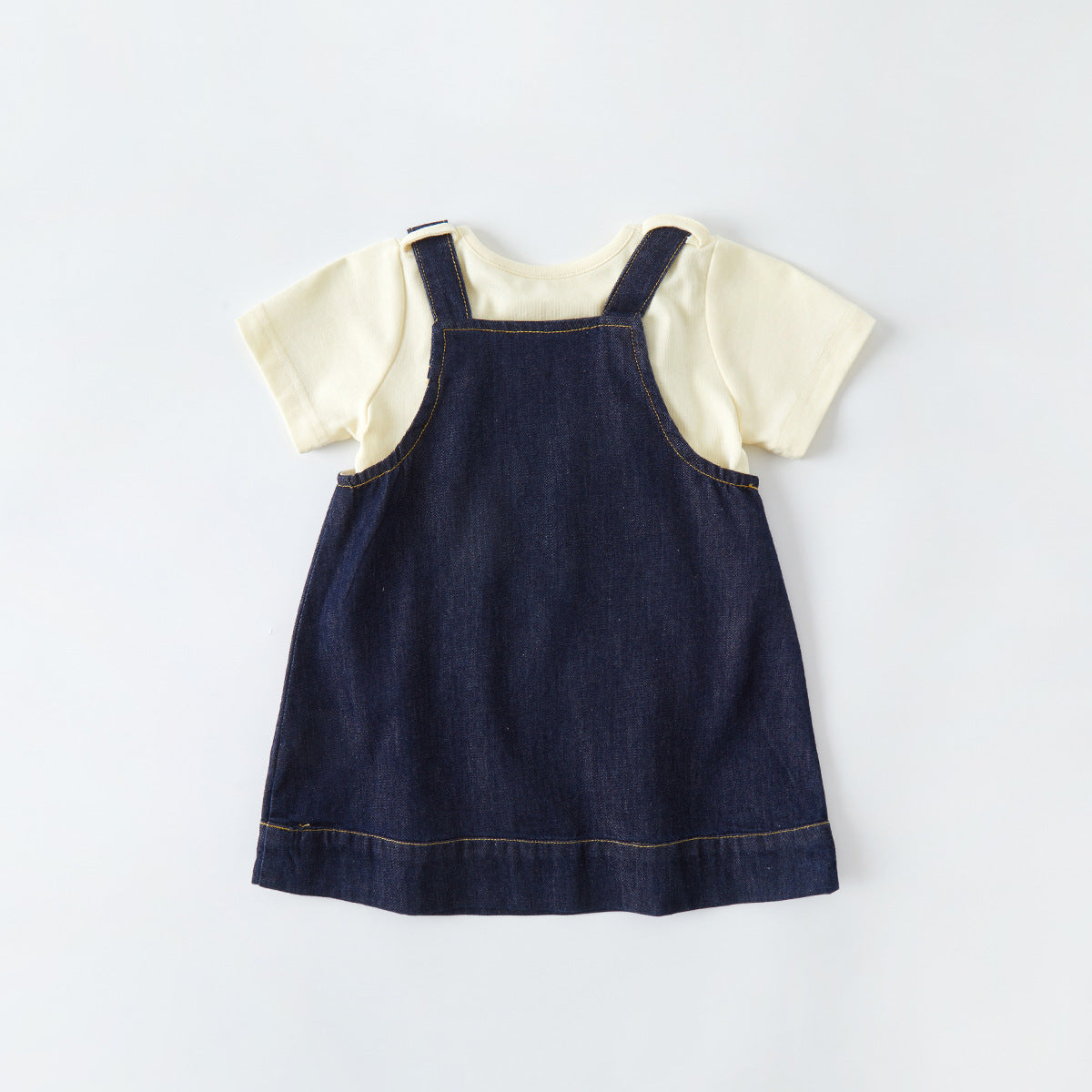 2-teiliges Jeans Latzkleid Set mit T-Shirt –