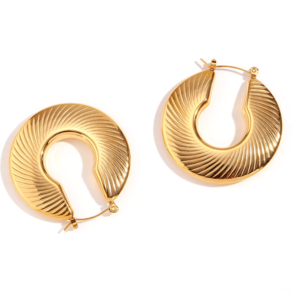 Goldene C-förmige Statement-Creolen im Vintage-Stil – Geometrische Designer-Ohrringe