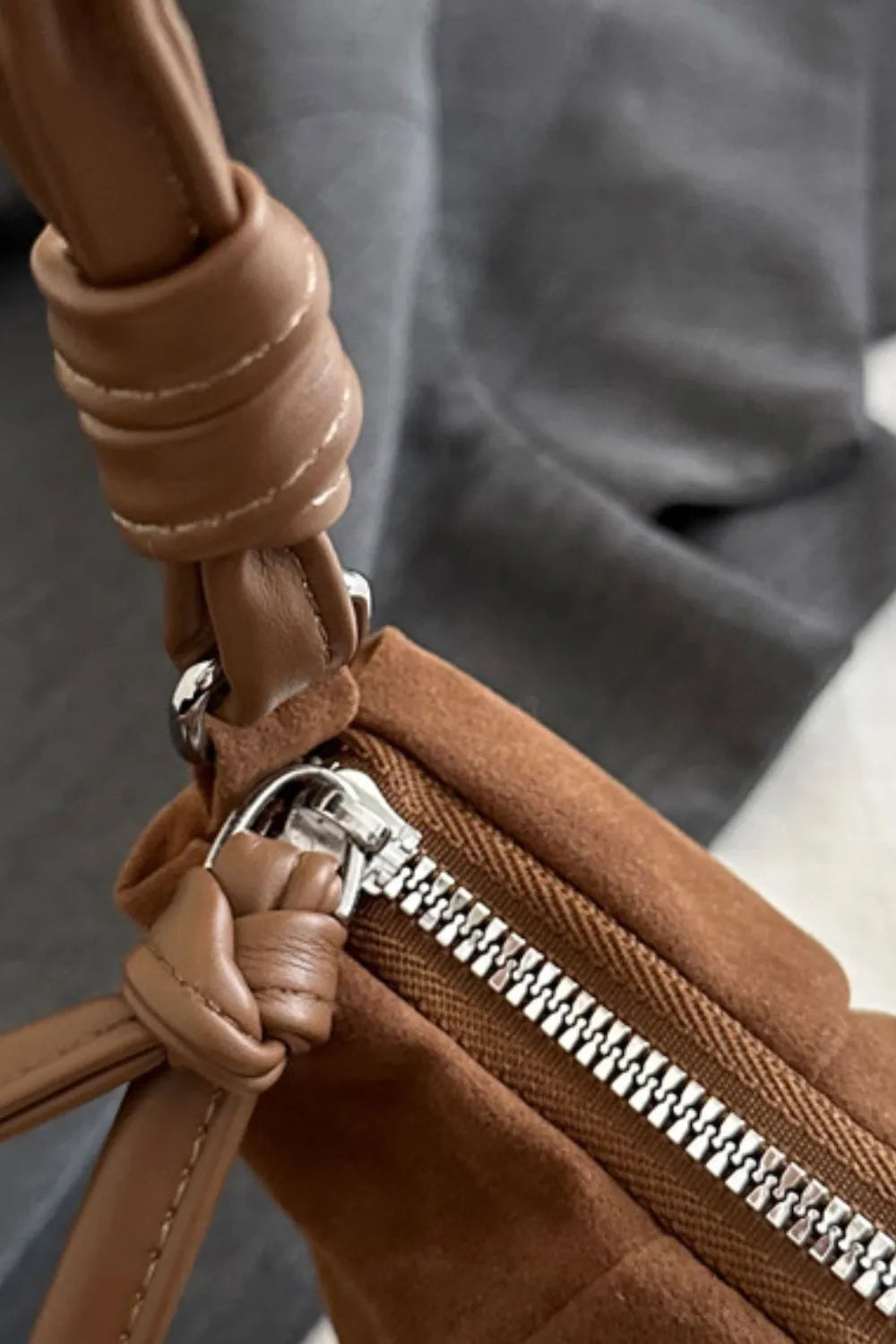 Damen Schultertasche in Croissant-Form – Wildleder-Optik