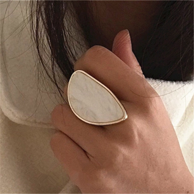 Verstellbarer Acryl Ring mit geometrischem Acetat Design