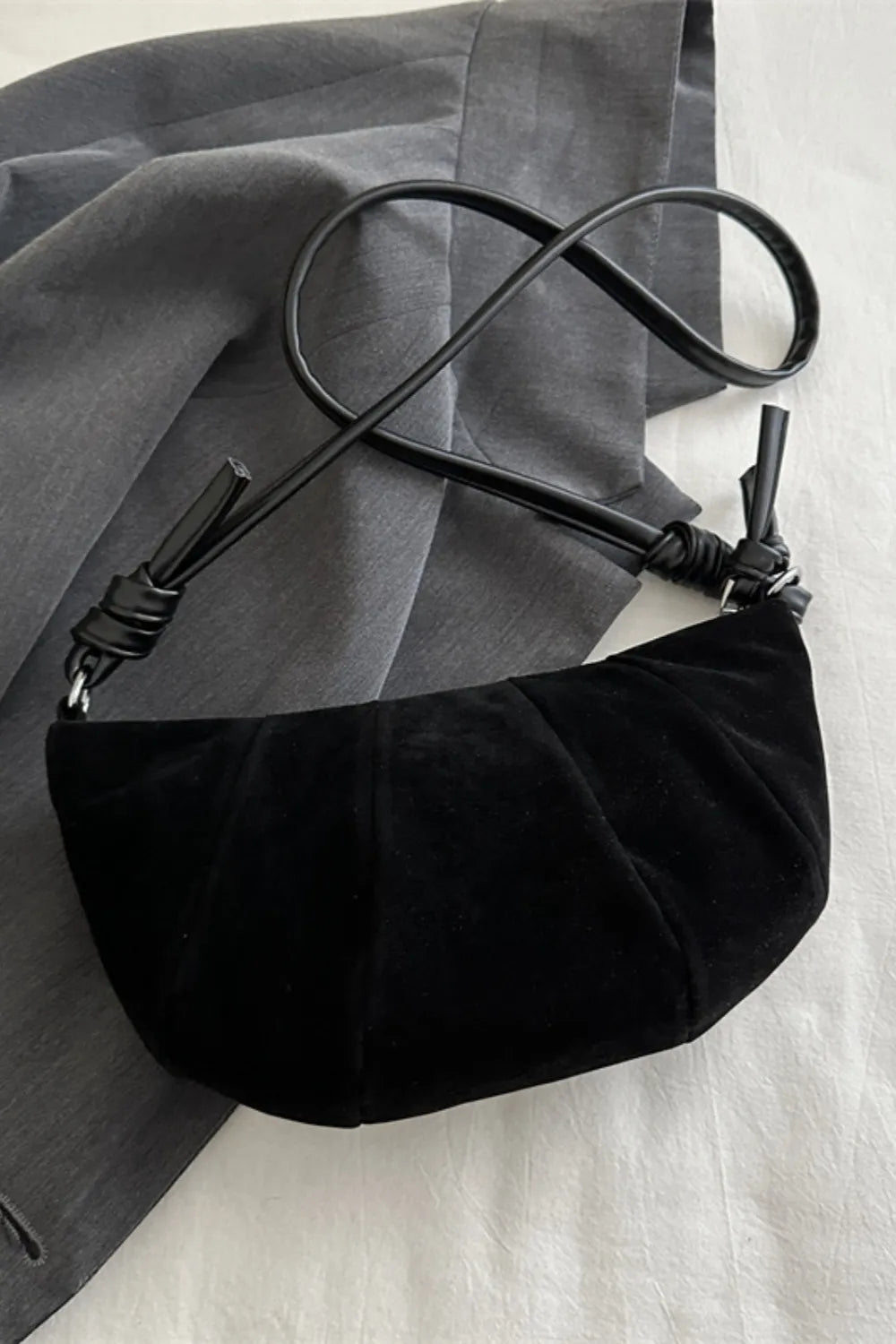 Damen Schultertasche in Croissant-Form – Wildleder-Optik