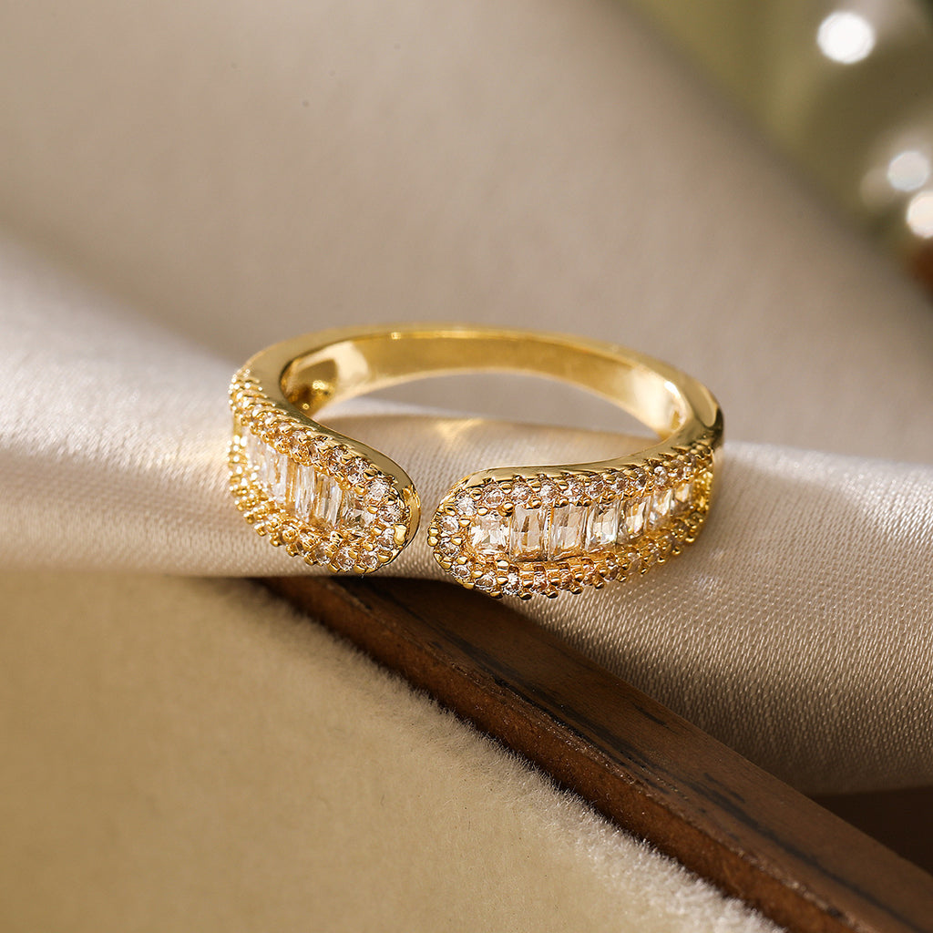 Elegant Statement Ring with Rhinestones – Gold