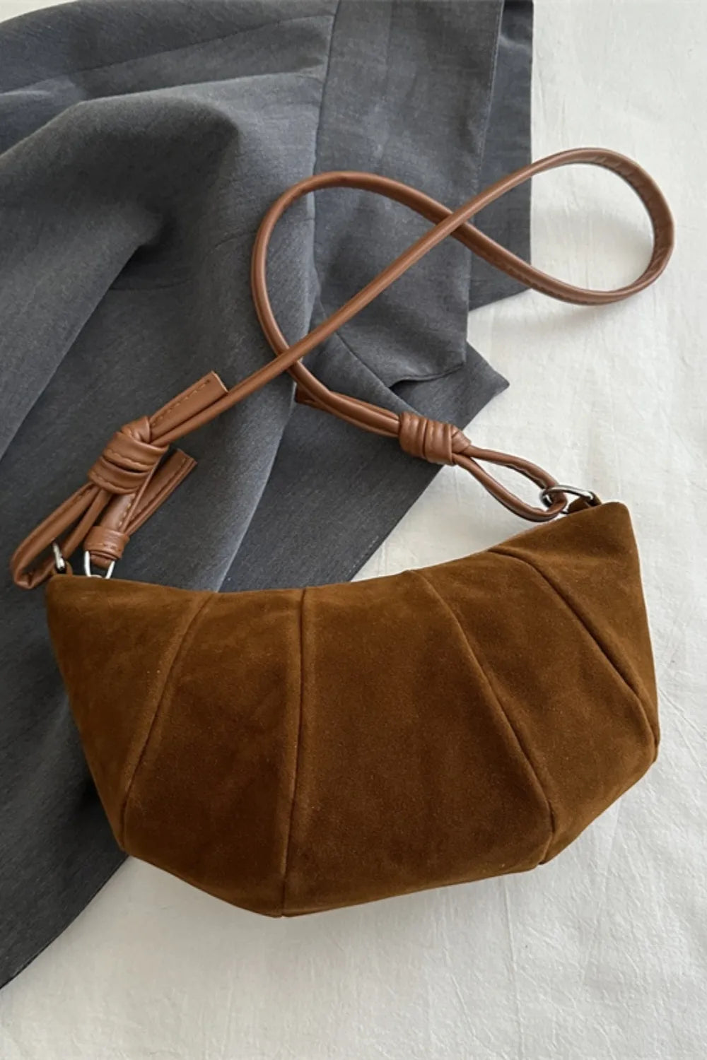 Damen Schultertasche in Croissant-Form – Wildleder-Optik