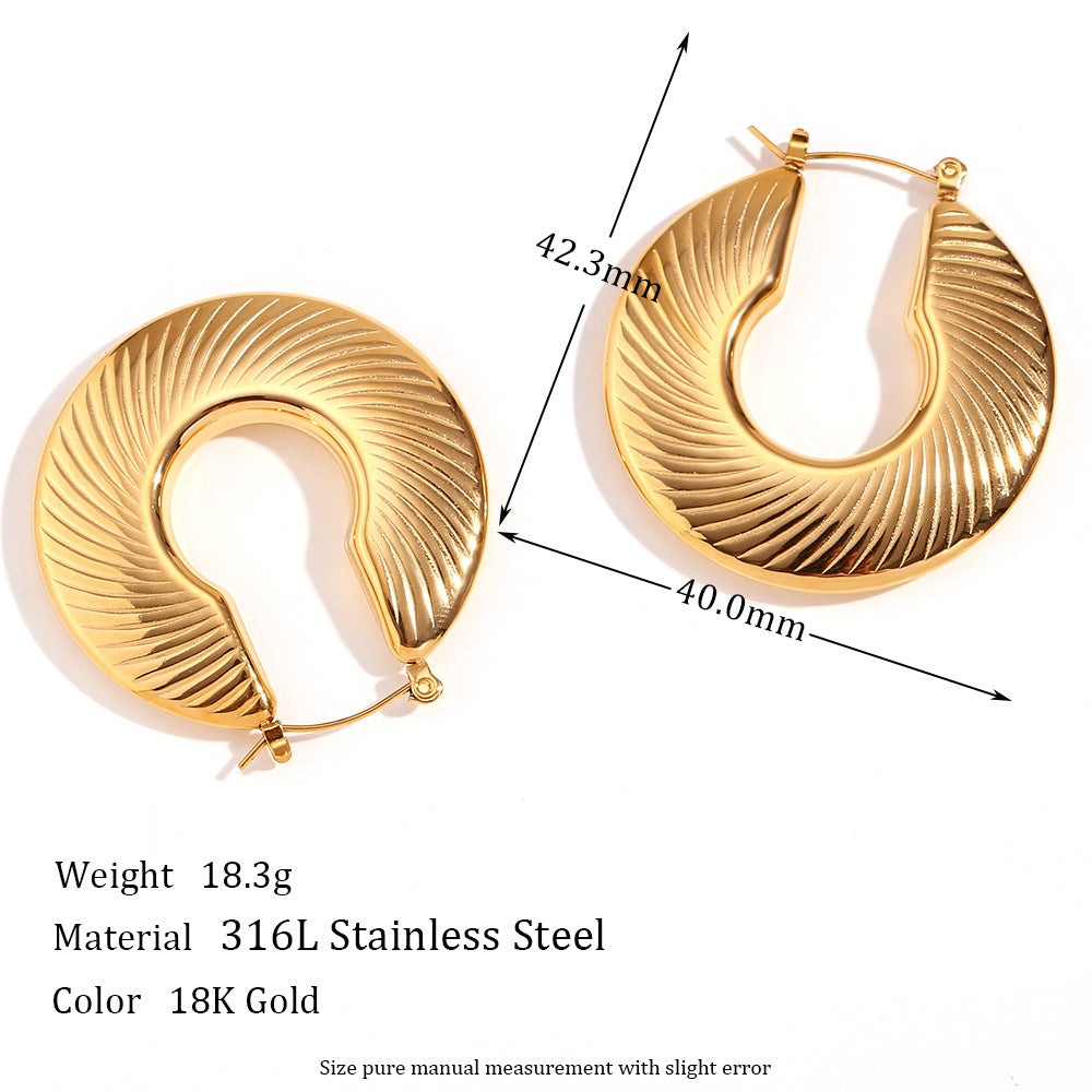 Goldene C-förmige Statement-Creolen im Vintage-Stil – Geometrische Designer-Ohrringe