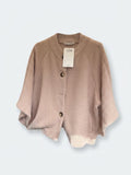 Kurzer Strick-Poncho mit Knöpfen – Flauschige Cape-Jacke in Altrosa