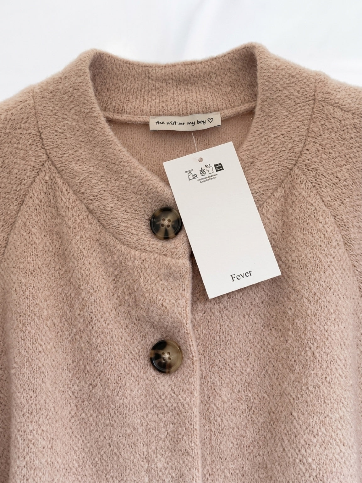 Kurzer Strick-Poncho mit Knöpfen – Flauschige Cape-Jacke in Altrosa
