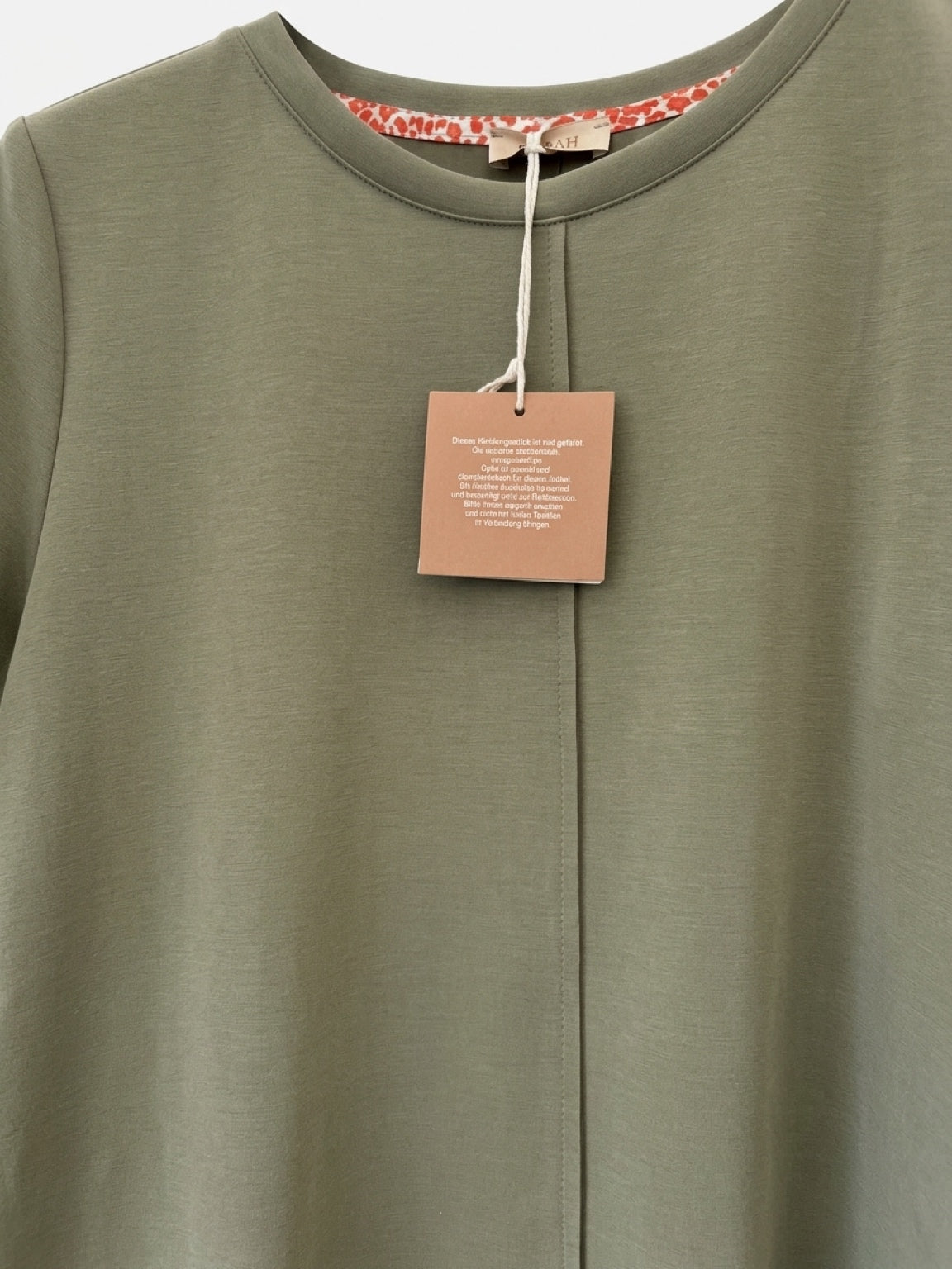 Damen T-Shirt mit Rundhalsausschnitt & Etikett – Bequemes Basic-Shirt für den Alltag
