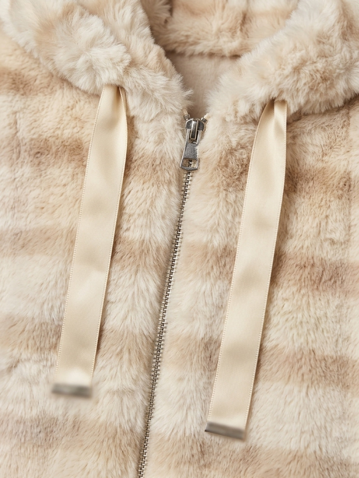Faux-Fur Kapuzenjacke mit Streifenoptik – Kuschelige Plüschjacke in Braun, Schwarz & Beige