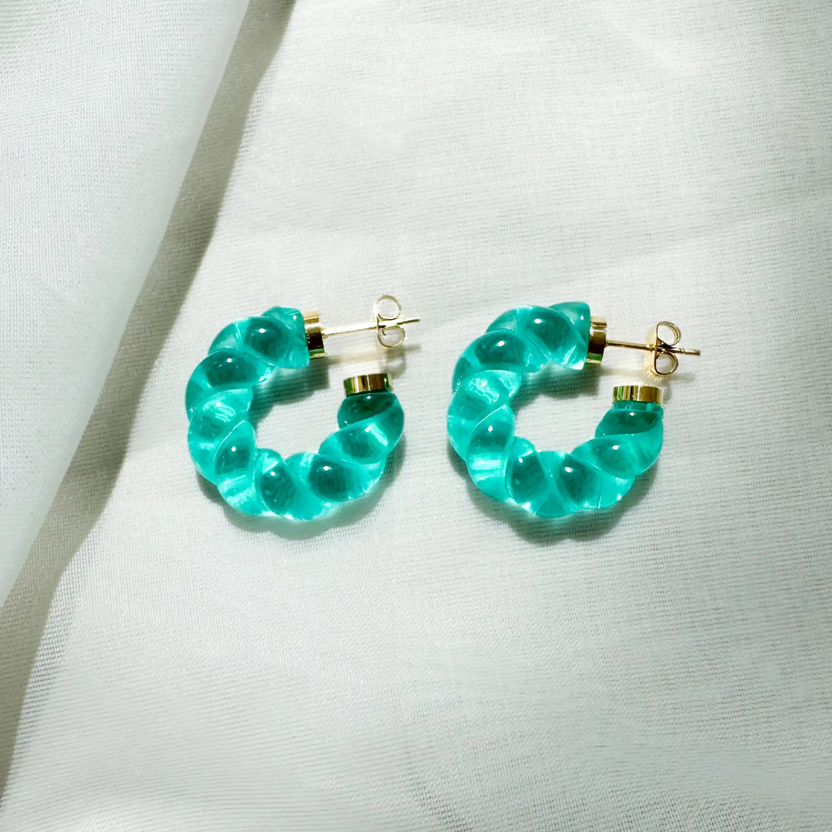 Matilda Hoops – Gedrehte Ohrringe aus Acetat & Edelstahl